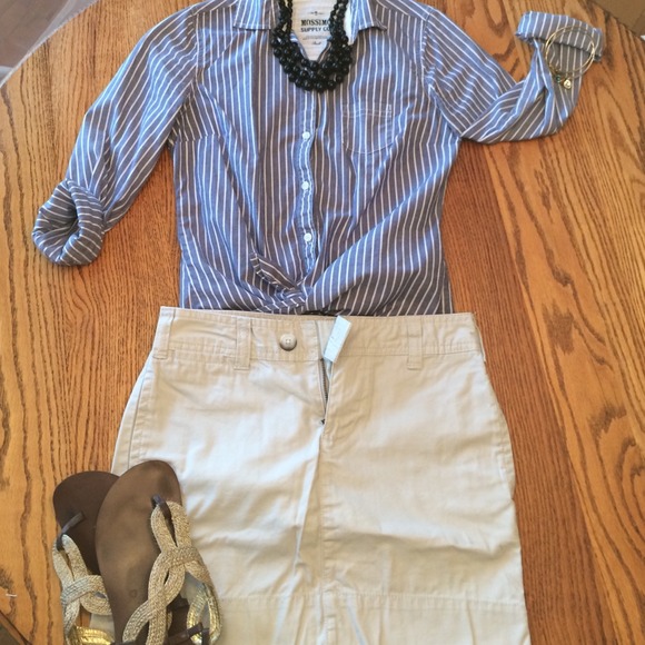 Size 1 Gap favorite khaki mini skirt