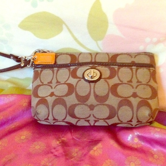 👜 Authentic Brown Coach Wristlet 👜