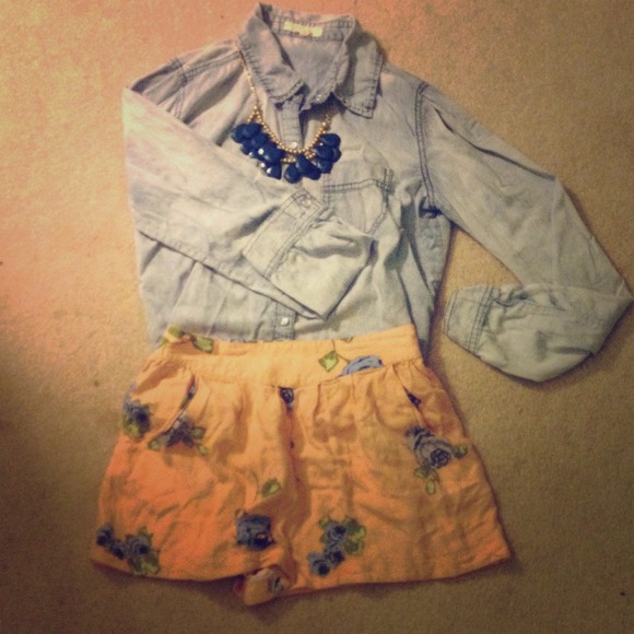 Forever 21 Pants - BOGO SALE ⛵️Forever 21 Floral Shorts