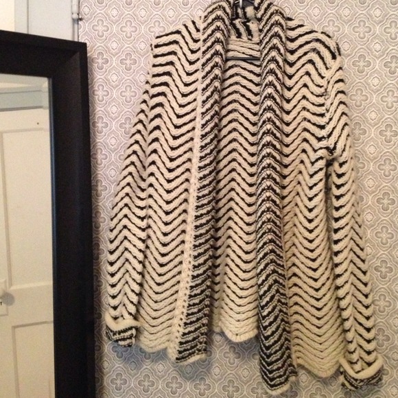 Buckle cozy sweater/cardigan black and white