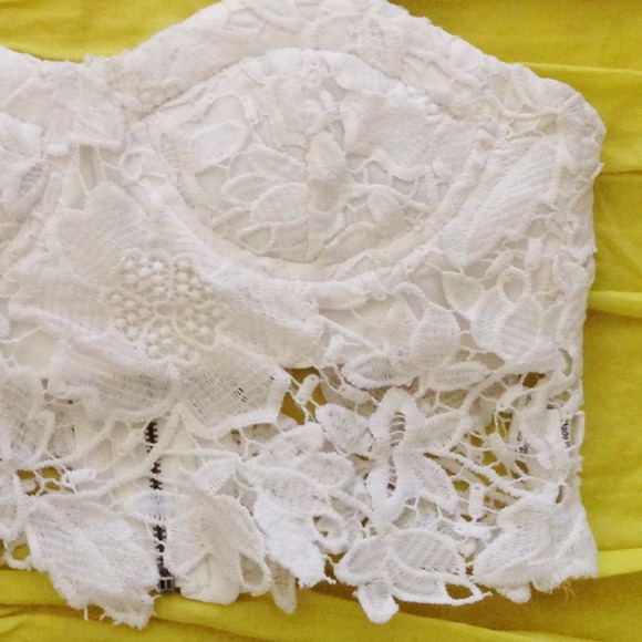 ❌Sold❌LF cream crochet crop top - Picture 2 of 3