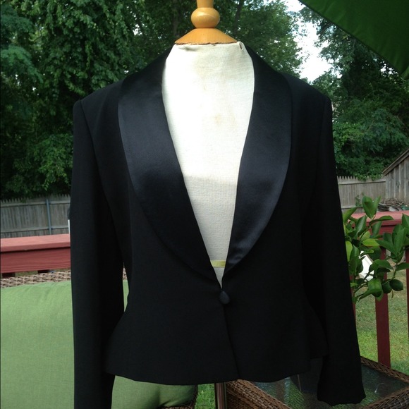 Cropped black blazer