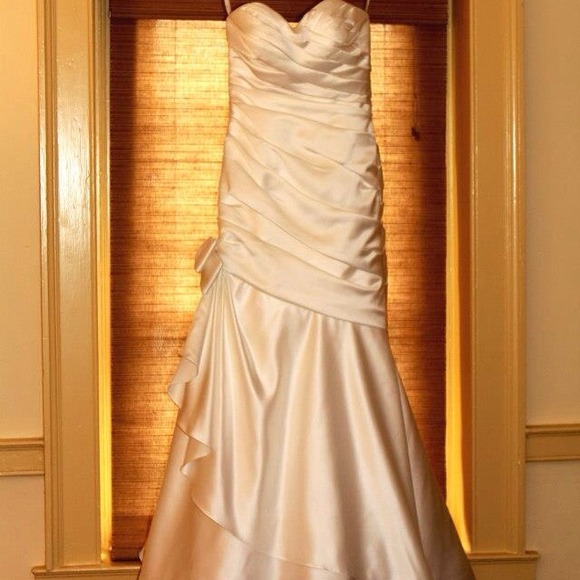 Wedding dress - Picture 1 of 4