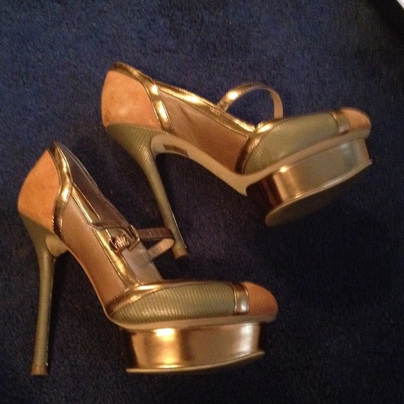 GuessbyMariano Platform Pumps