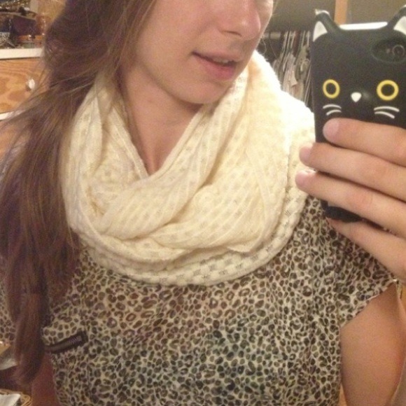 🔴SOLD🔴 Infinity scarf - Picture 3 of 3