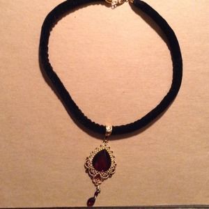 Black velvet necklace