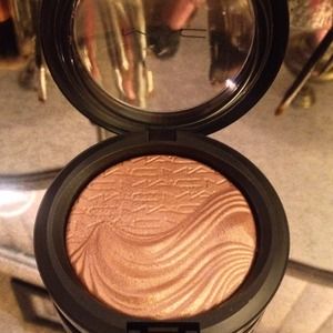 Mac Mineralize Skinfinish  in Superb