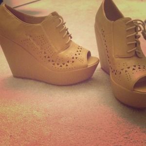 Beige wedges !