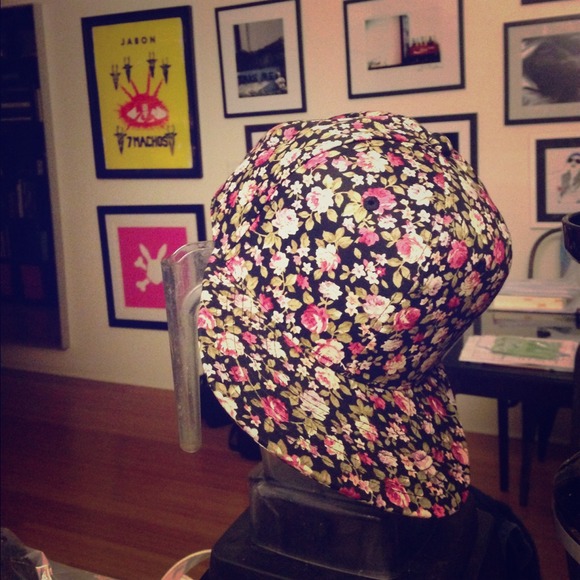 Never Worn- Trending new and fun floral "SnapBack" - Picture 1 of 2