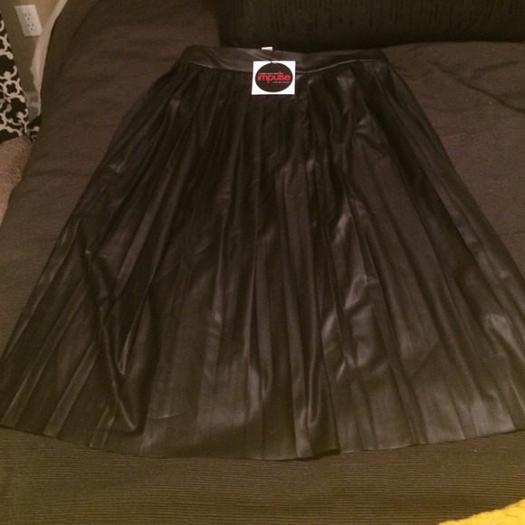 🚫 MADE for Impulse Fashion Week Skirt - Picture 2 of 3