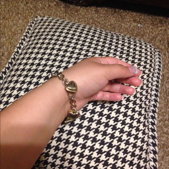 Gold toned nautical heart charm bracelet. - Picture 3 of 4