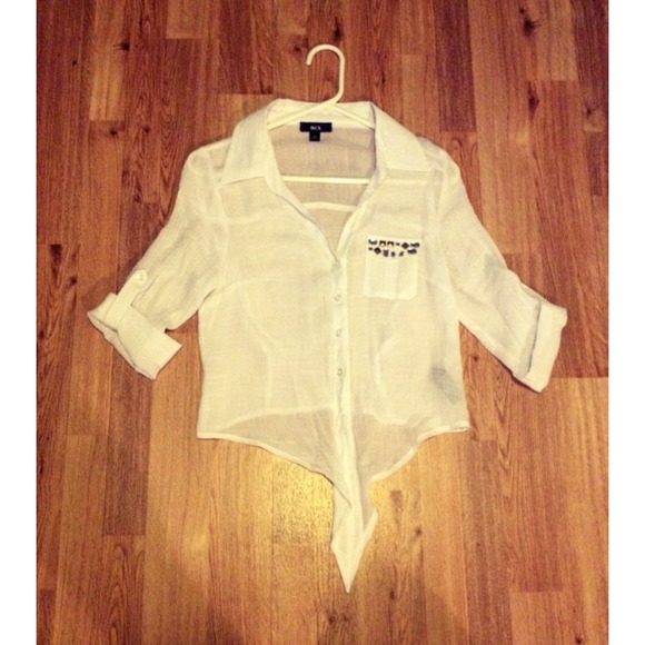 🚫SOLD White Tie Up Top - Picture 2 of 4