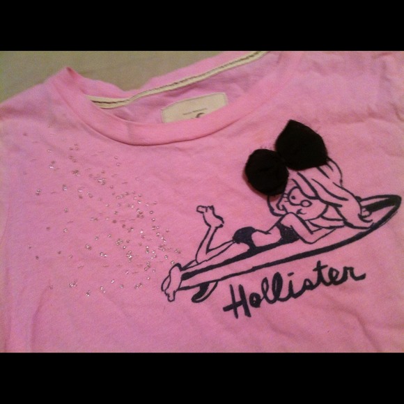 Pink shirt with jewels & bow on it 🎀