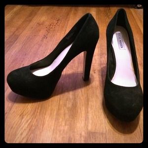 Steve Madden black pumps.
