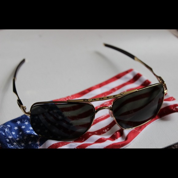 Men's Oakley Polished Gold w Dark Grey Sunglasses
