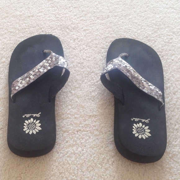 Yellow Box Shoes - YELLOWBOX SILVER SEQUIN FLIP FLOPS SIZE 8