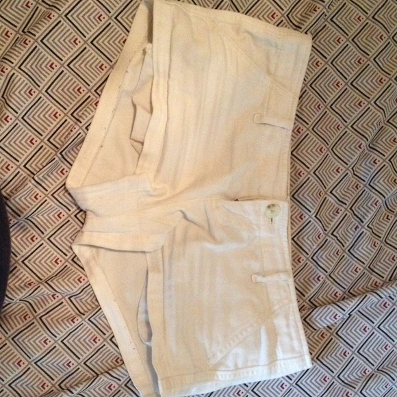 WHITE HOLLISTER SHORTS - Picture 2 of 2