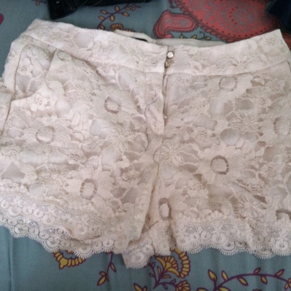 Creme lace high waisted shorts!