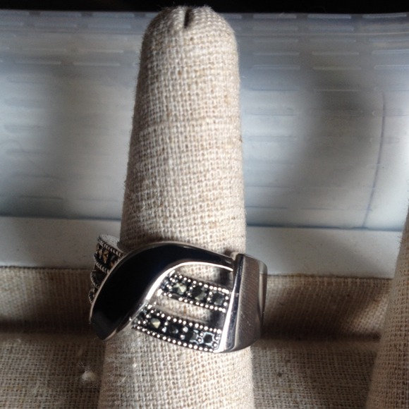 Lia Sophia Ring! - Picture 4 of 4