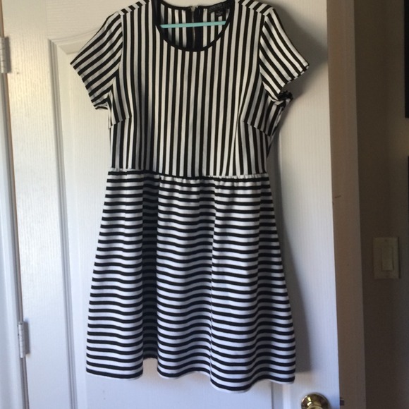 Black and white fit and flare dress w/back zipper