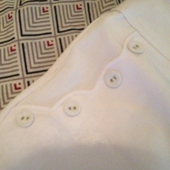 WHITE HIGH WAISTED SHORTS - Picture 2 of 3