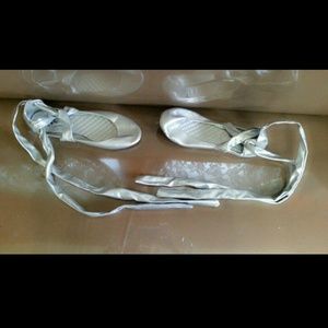 Silver flats that tie up your leg