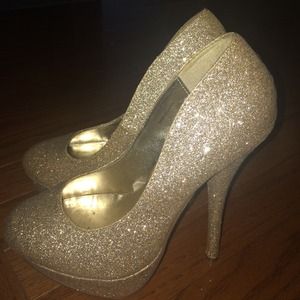 Gold glittery pumps!