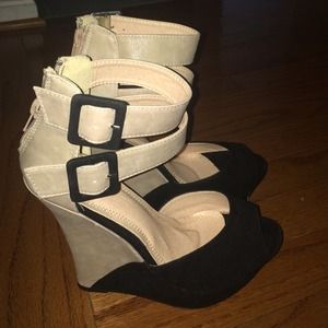 *NEVER WORN* super cute black & tan wedges