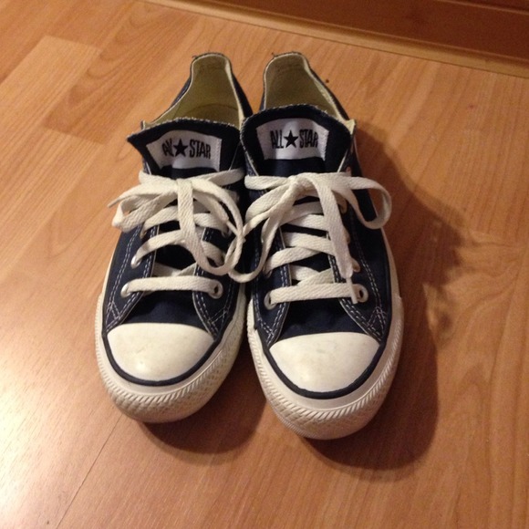 Navy blue converse!