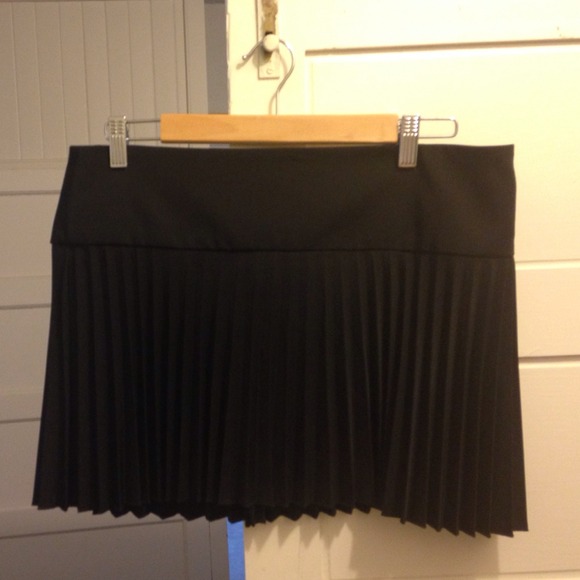 Black pleated short skirt