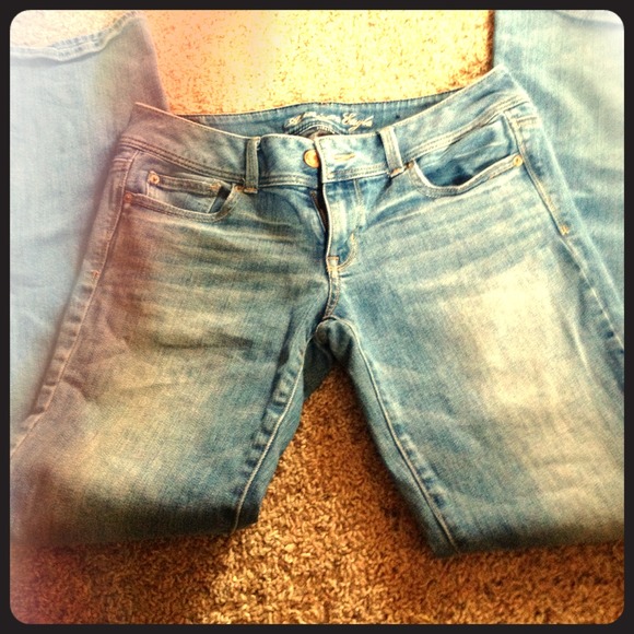 Light wash American eagle jeans!!