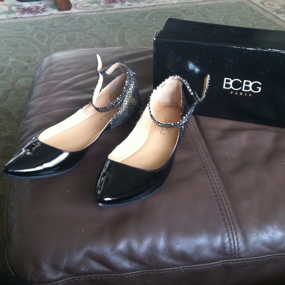 BCBG Paris black flats