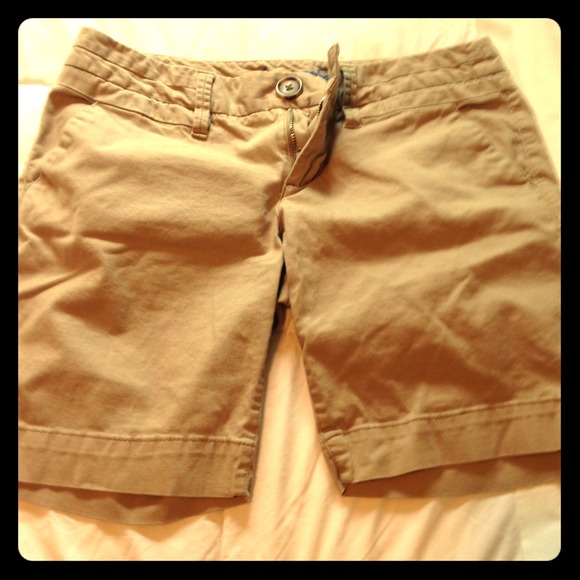 American Eagle kakhi Bermuda shorts