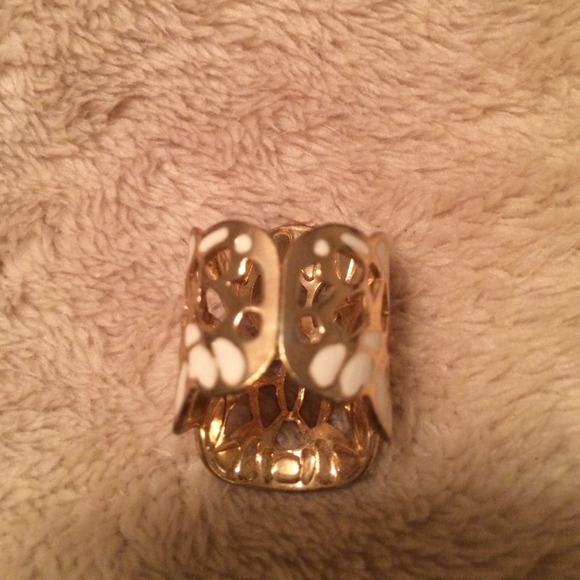 🚫SOLD🚫Gold Statement ring - Picture 2 of 3