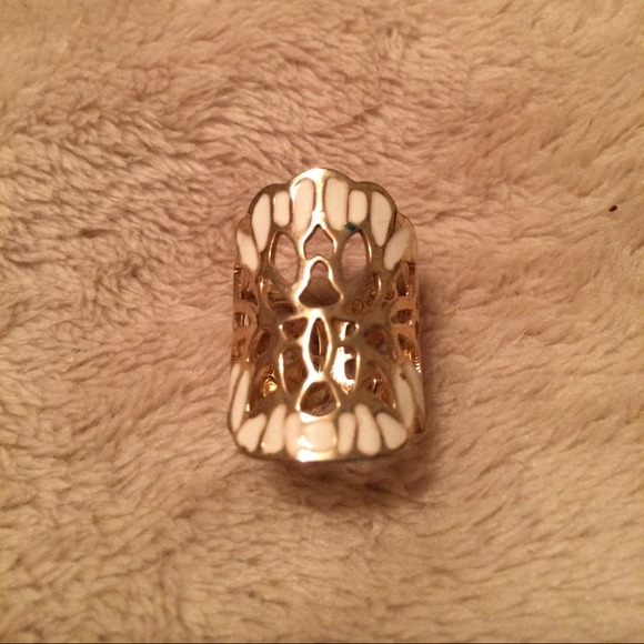 🚫SOLD🚫Gold Statement ring - Picture 3 of 3