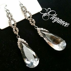 🚫 SOLD 🚫 Clear crystal dangle earrings