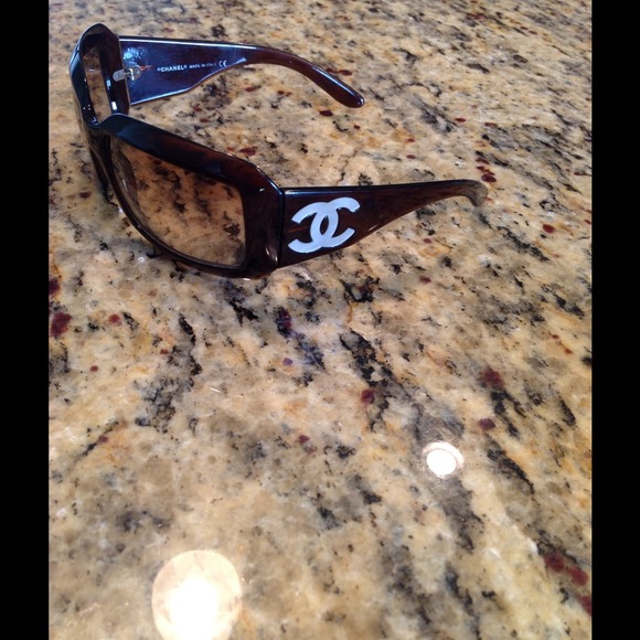 🔴SOLD🔴Authentic Chanel Sunglasses - Picture 2 of 4