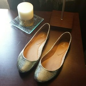 Bakers Gold Snake Skin Flats 🐍