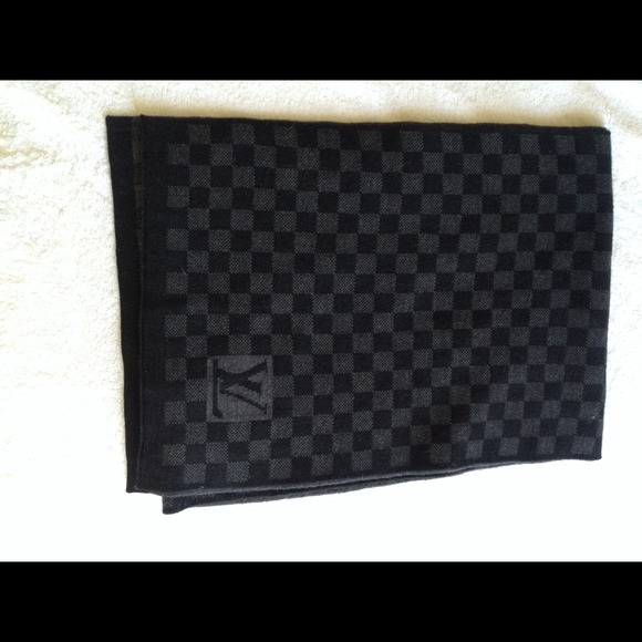 Louis Vuitton Petit Damier scarf Black