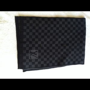 Louis Vuitton Petit Damier scarf Black