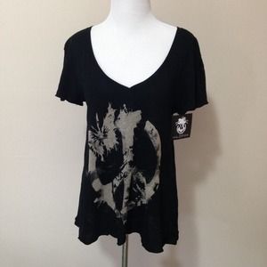 🍃 Wildfox peace sign v neck tee