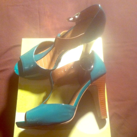 Gianni Bini patent leather sandals