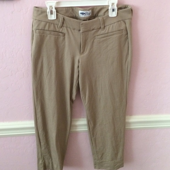 Old Navy Pixie Stretch-Twill Capri Pant - Picture 2 of 3