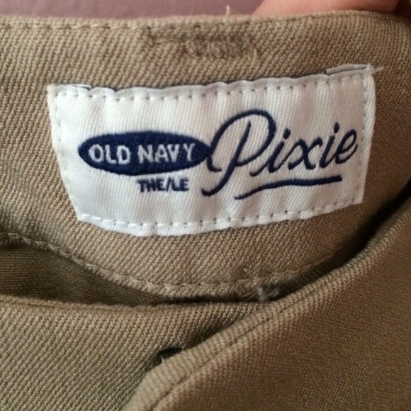 Old Navy Pixie Stretch-Twill Capri Pant - Picture 3 of 3