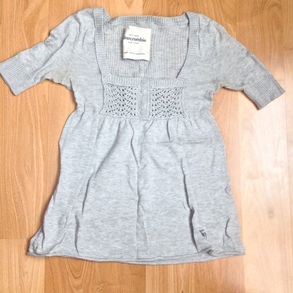 Abercrombie grey shirt $5