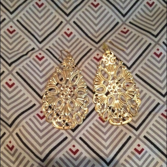 GOLD EARRINGS - Picture 1 of 1