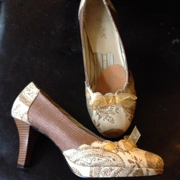 Brown & tan w/ gold bow pumps