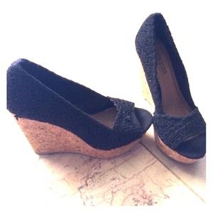 Black, laced wedges from Cathy Jeans