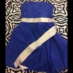 Elegant strapless little blue dress