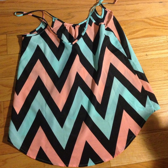 Chevron top! - Picture 3 of 3